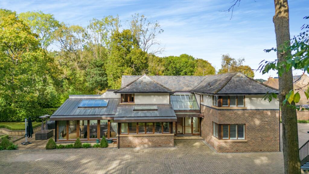 5 bedroom detached house for sale in Park Street Lane, Park Street, St. Albans, Hertfordshire, AL2