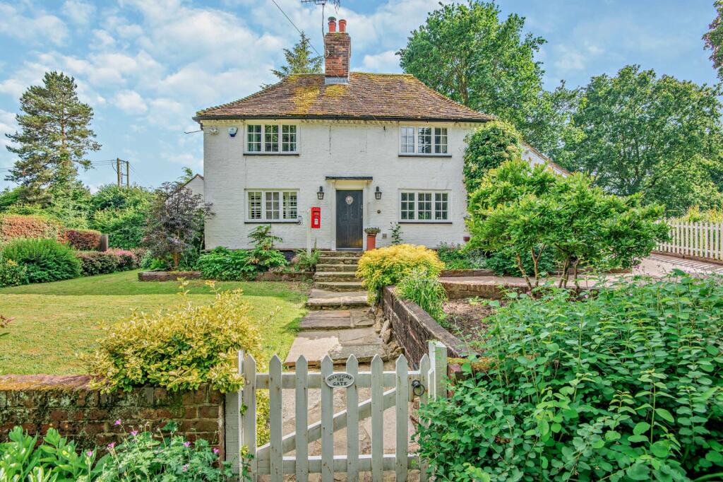 3 bedroom detached house for sale in Ball Lane, Kennington, Kent, TN25