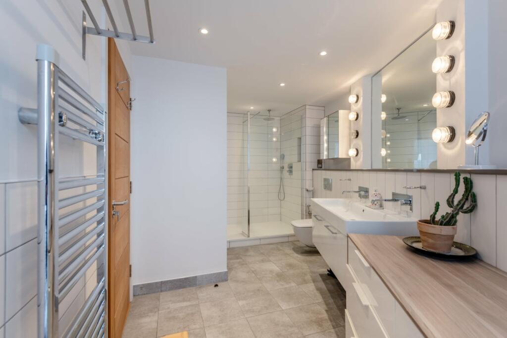 Additional property image - Bay, 98 St Leonards Road, Hythe, Kent