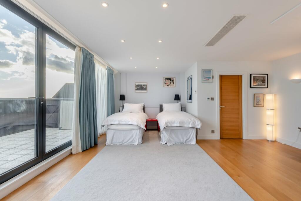 Additional property image - Bay, 98 St Leonards Road, Hythe, Kent