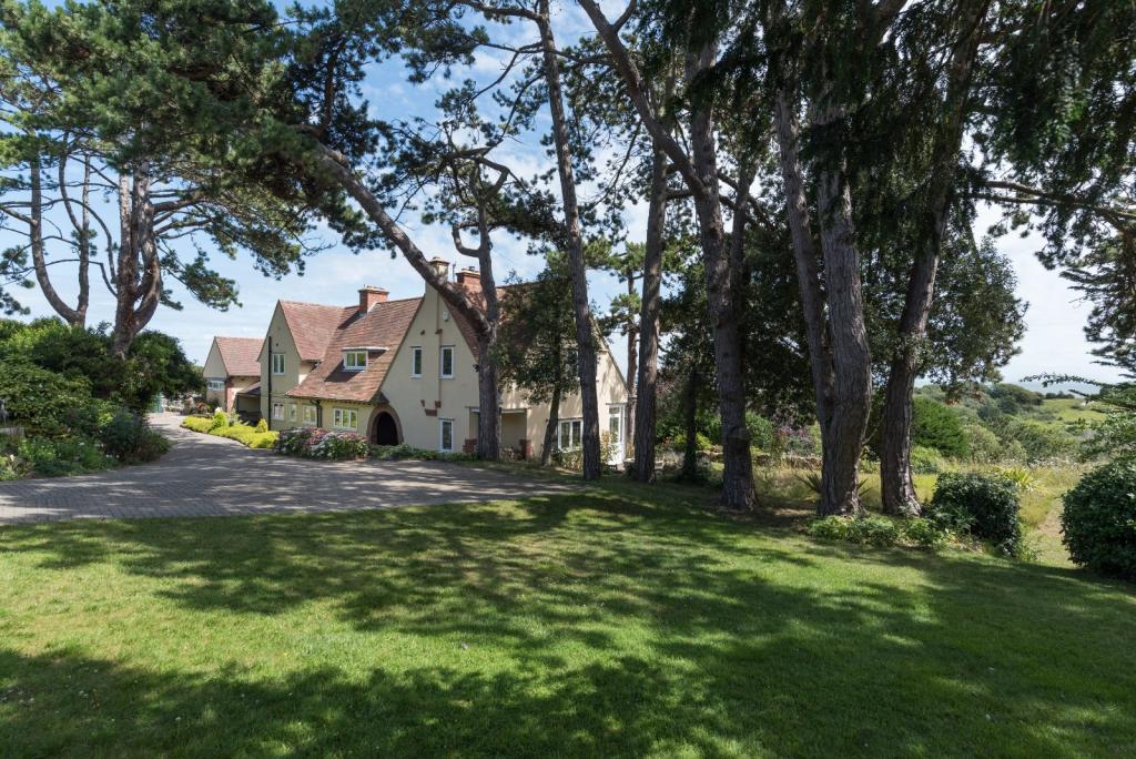 5 bedroom detached house for sale in St Margarets Road, St Margarets