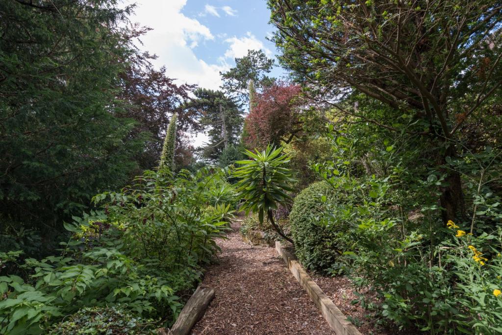 5 bedroom detached house for sale in St Margarets Road, St Margarets