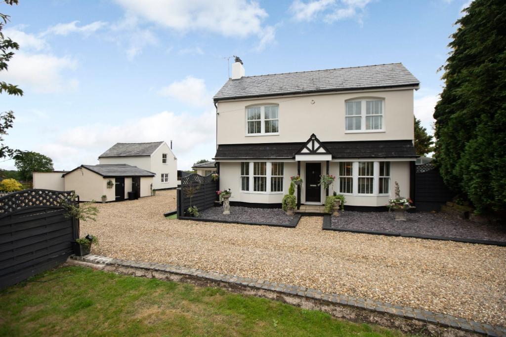4 bedroom detached house for sale in Weaverham Road, Gorstage