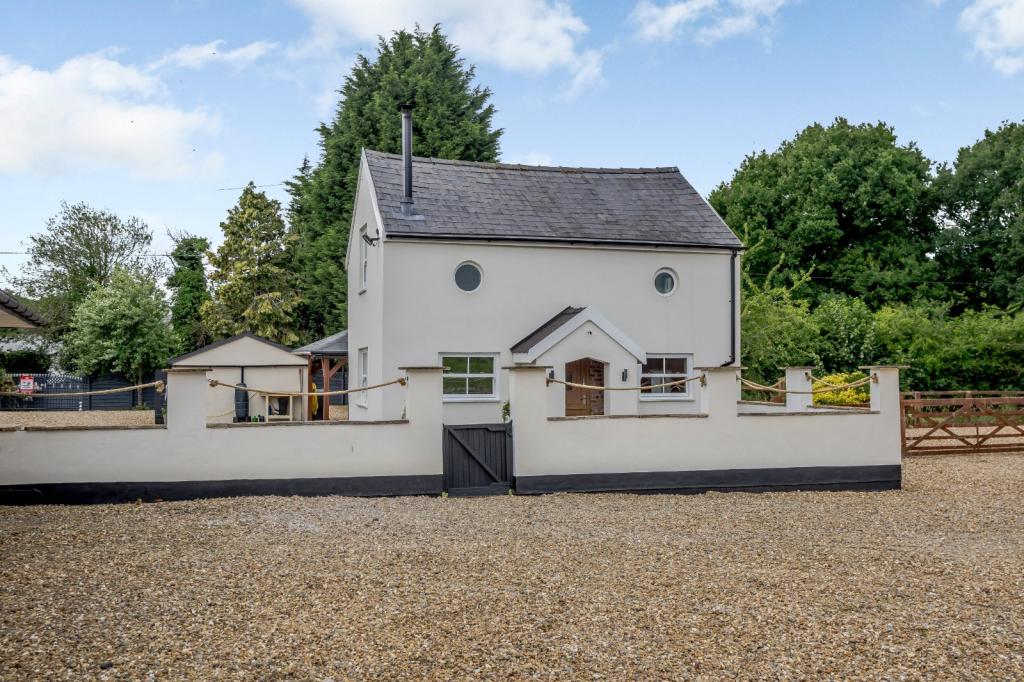 4 bedroom detached house for sale in Weaverham Road, Gorstage