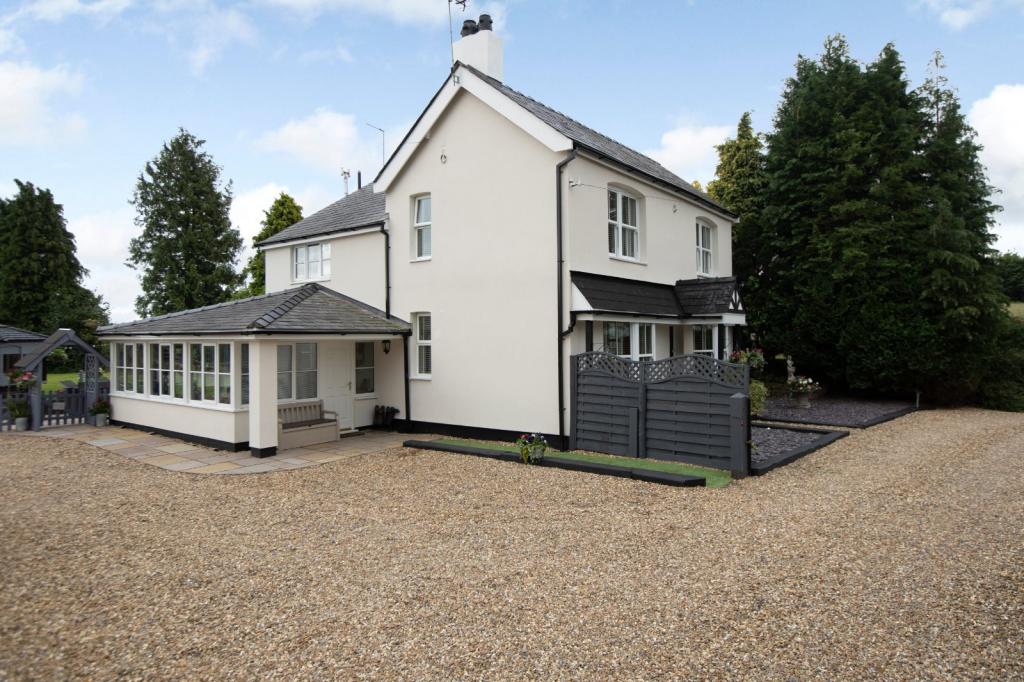 4 bedroom detached house for sale in Weaverham Road, Gorstage