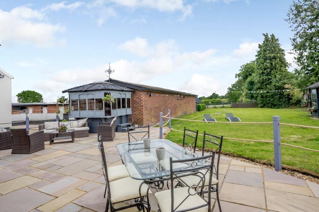 4 bedroom detached house for sale in Weaverham Road, Gorstage