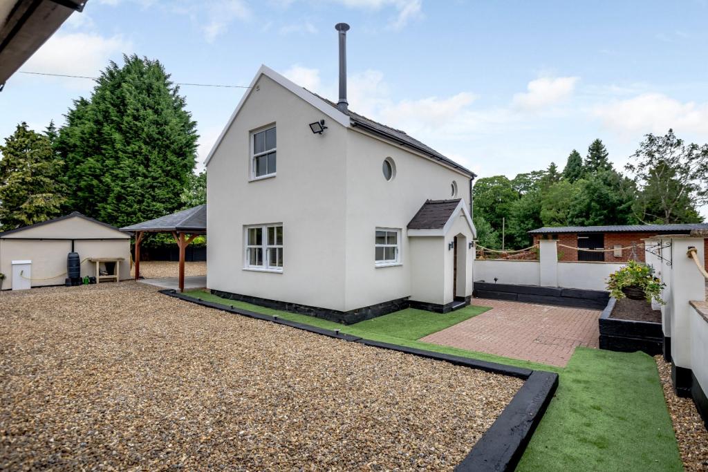 4 bedroom detached house for sale in Weaverham Road, Gorstage