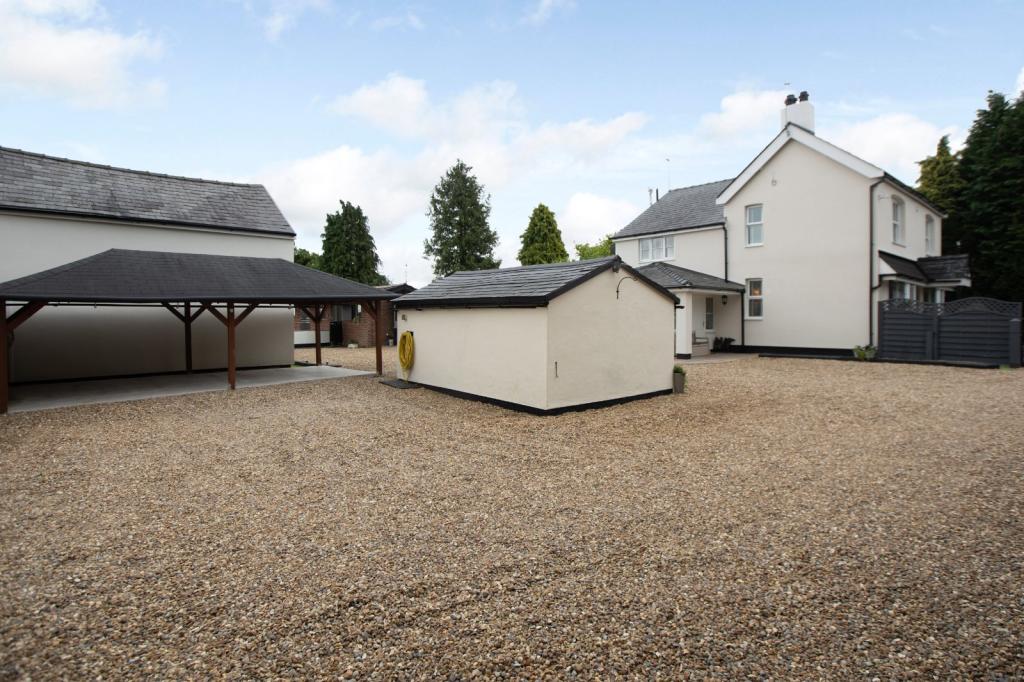 4 bedroom detached house for sale in Weaverham Road, Gorstage