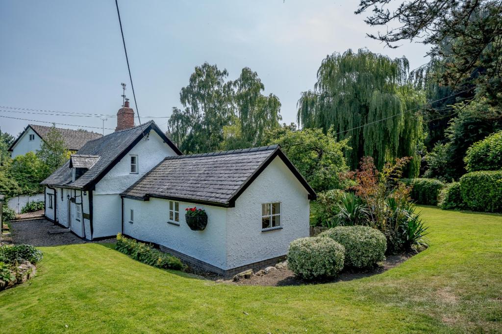 2 bedroom detached house for sale in Whitehurst, Chirk, Wrecsam