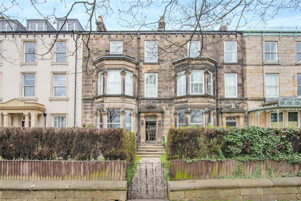 2 bedroom flat for sale in York Place, Harrogate, North Yorkshire, HG1