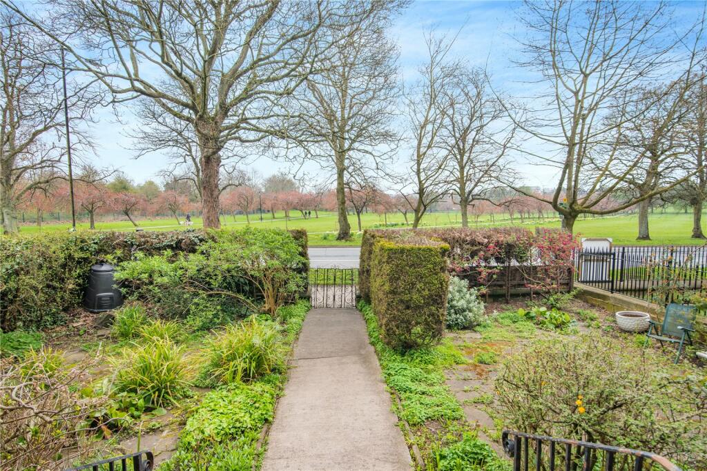 2 bedroom flat for sale in York Place, Harrogate, North Yorkshire, HG1