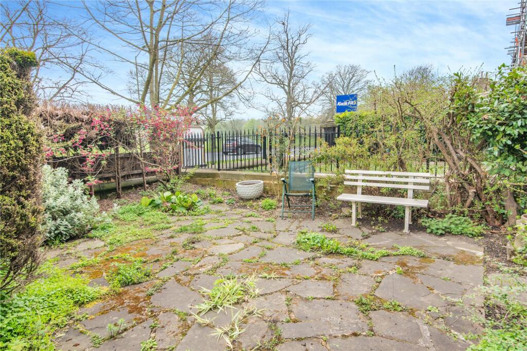 2 bedroom flat for sale in York Place, Harrogate, North Yorkshire, HG1