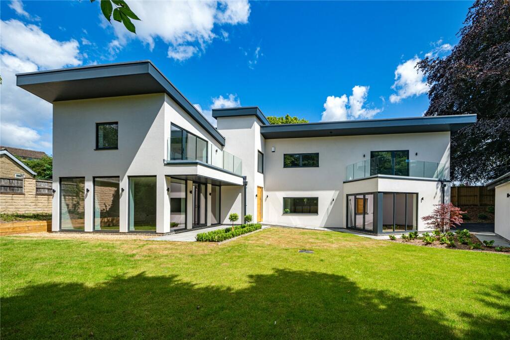 4 bedroom detached house for sale in Lower Lark Hill, Cleckheaton, West