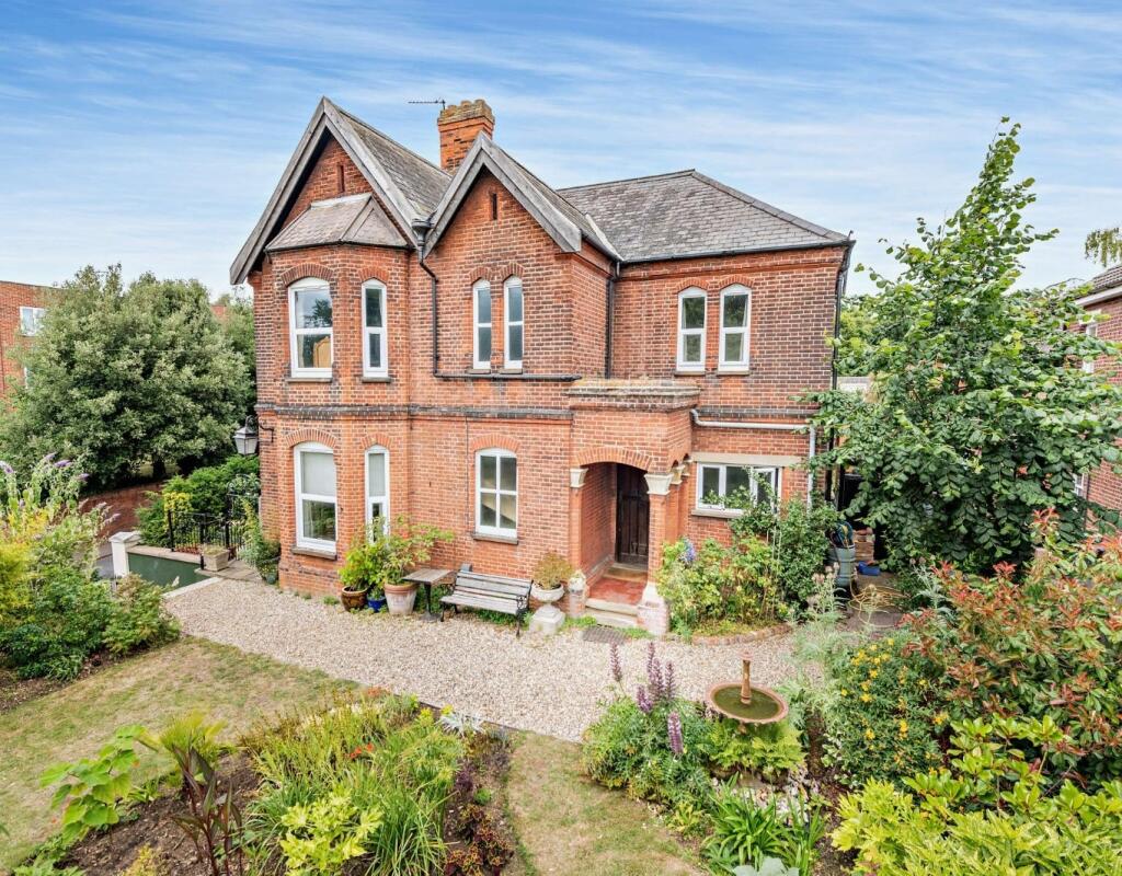 4 bedroom detached house for sale in Hill, Ipswich, Suffolk, IP3