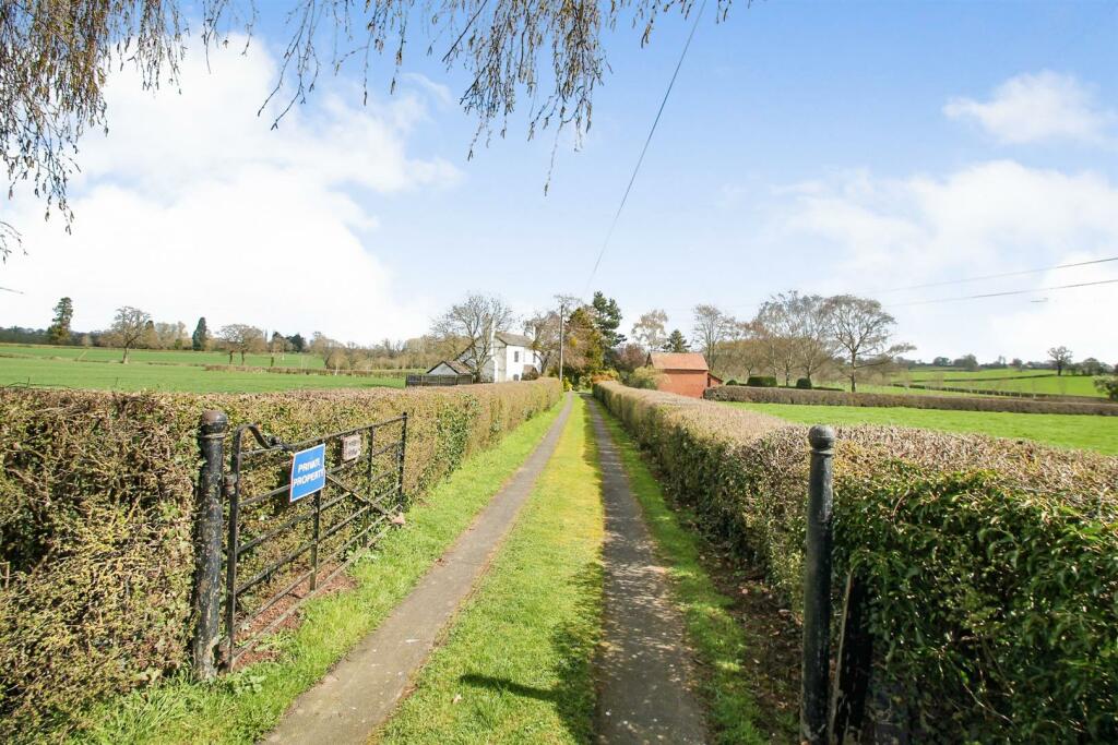 3 bedroom detached house for sale in Donkey Lane, Ashford Carbonel