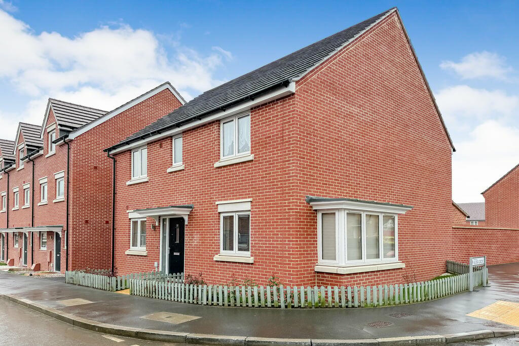 4 bedroom detached house for sale in Bolton Drive, Shinfield, Reading, RG2