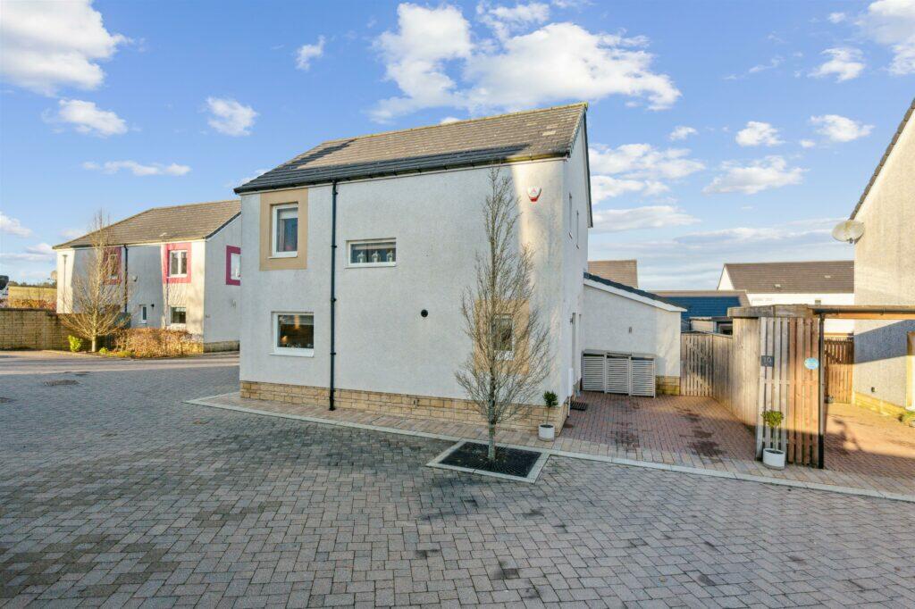 4 bedroom detached house for sale in Picketlaw Way Eaglesham G76