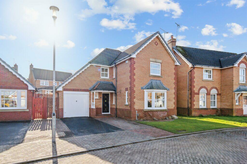 4 bedroom detached house for sale in Deaconsbank Gardens, Deaconsbank, G46