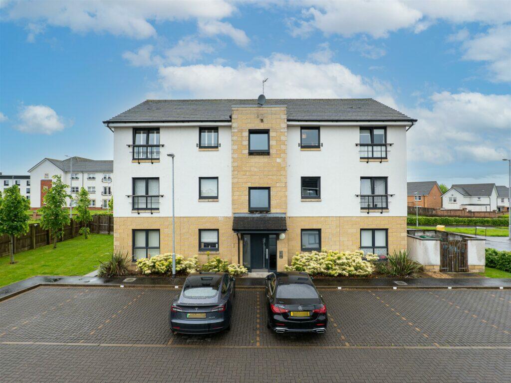 2 bedroom flat for sale in Hawk Avenue, Newton Mearns, G77
