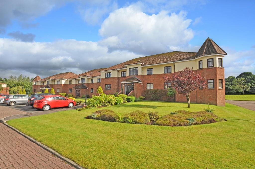 2 bedroom flat for sale in Newton Court, Newton Mearns, Glasgow, G77