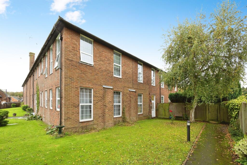 2 bedroom ground floor flat for sale in Redyear Court, Willesborough