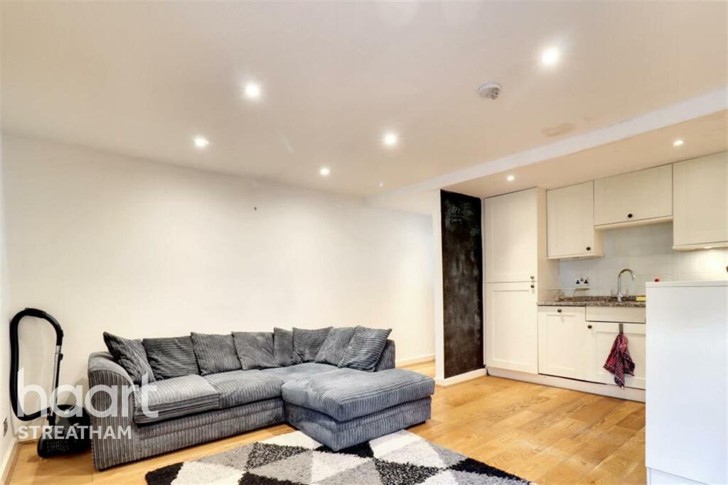 2 bedroom flat for rent in Shrubbery Road, SW16