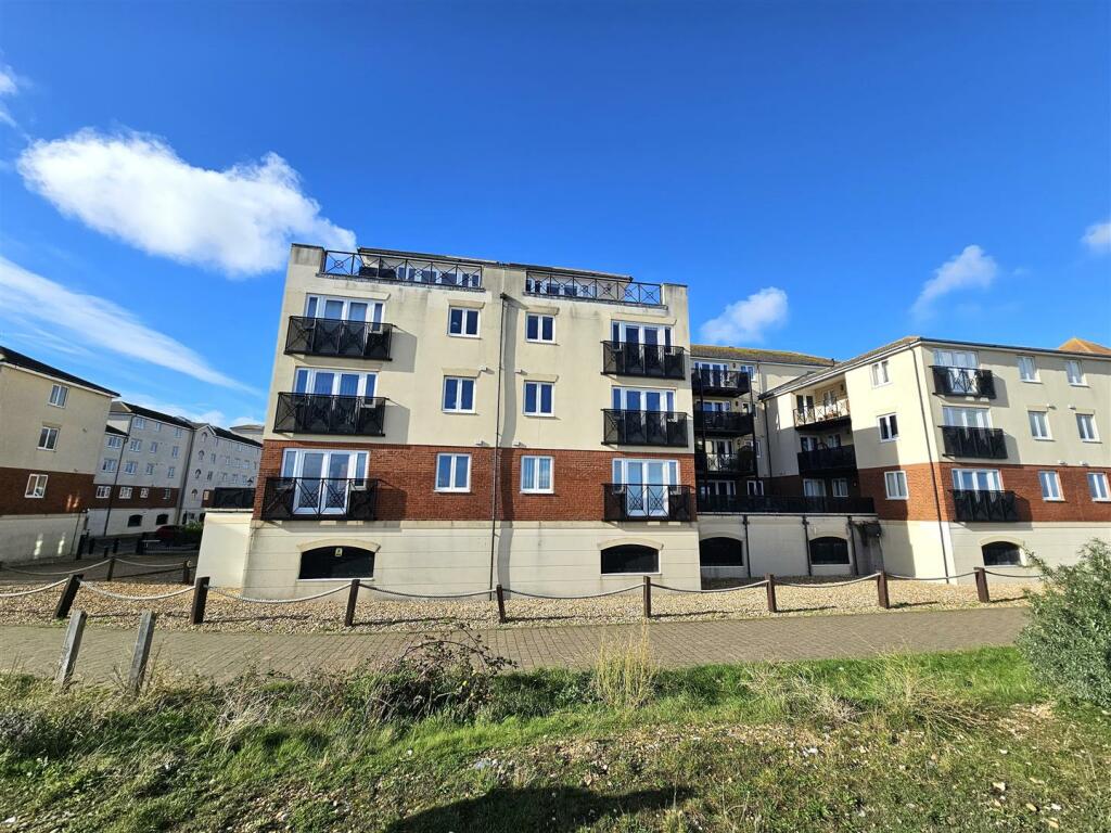 2 bedroom flat for sale in Macquarie Quay, Eastbourne, BN23 5AT, BN23