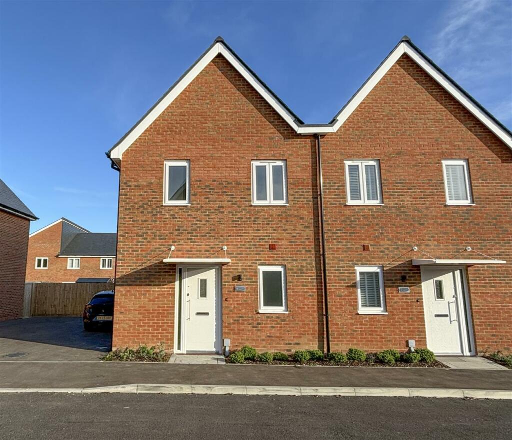 2 bedroom semidetached house for rent in Thistle place, Polegate BN26 6GU, BN26