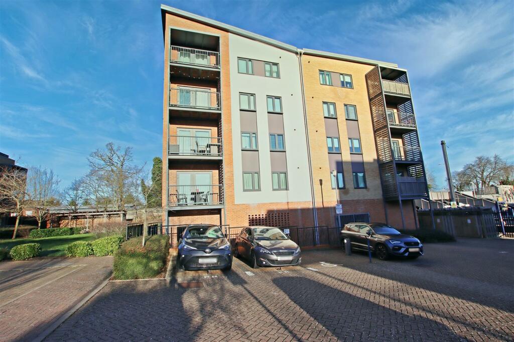 2 bedroom flat for sale in Owen Court, Grade Close, Elstree