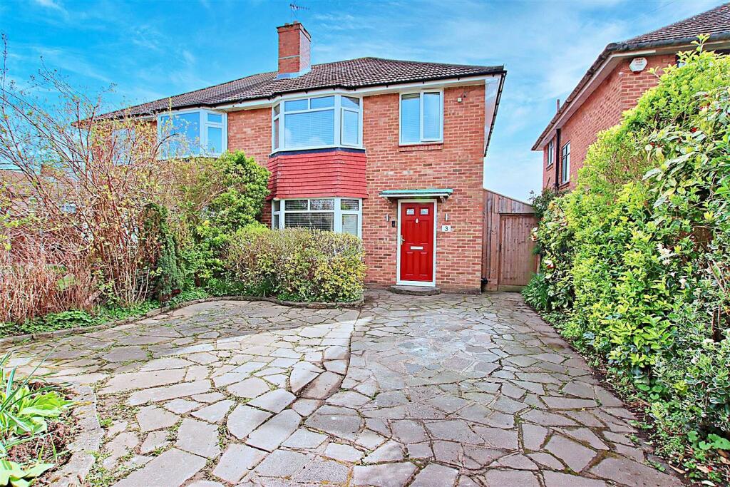 3 bedroom semidetached house for sale in Featherstone Gardens