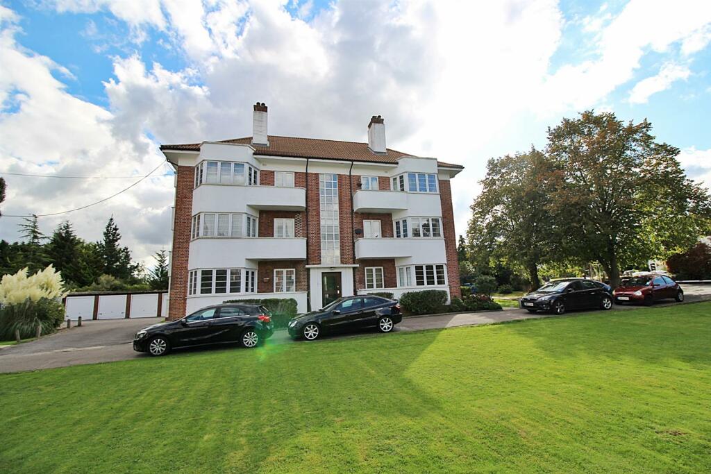 3 bedroom flat for sale in Hollywood Court,Deacons Hill Road, Elstree, WD6