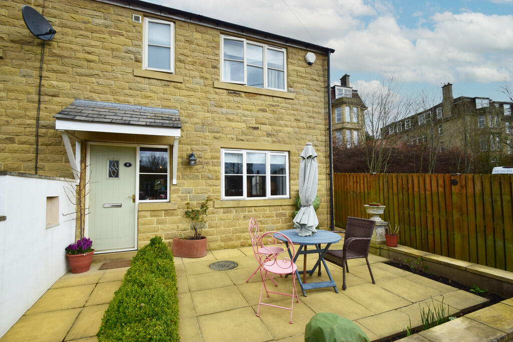 2 bedroom mews property for sale in The Green, Bingley, BD16