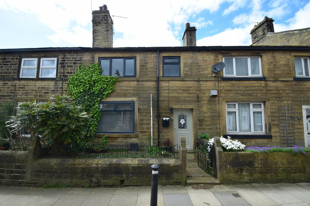 3 bedroom terraced house for sale in Main Street, Wilsden, BD15