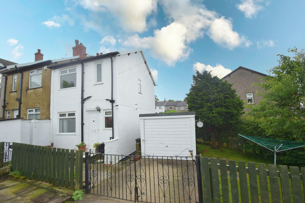 2 bedroom end of terrace house for sale in Bankfield Road, Braithwaite, BD22