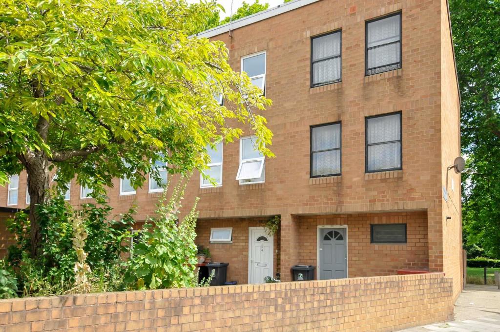 3 bedroom end of terrace house for sale in Smalley Close, London, N16