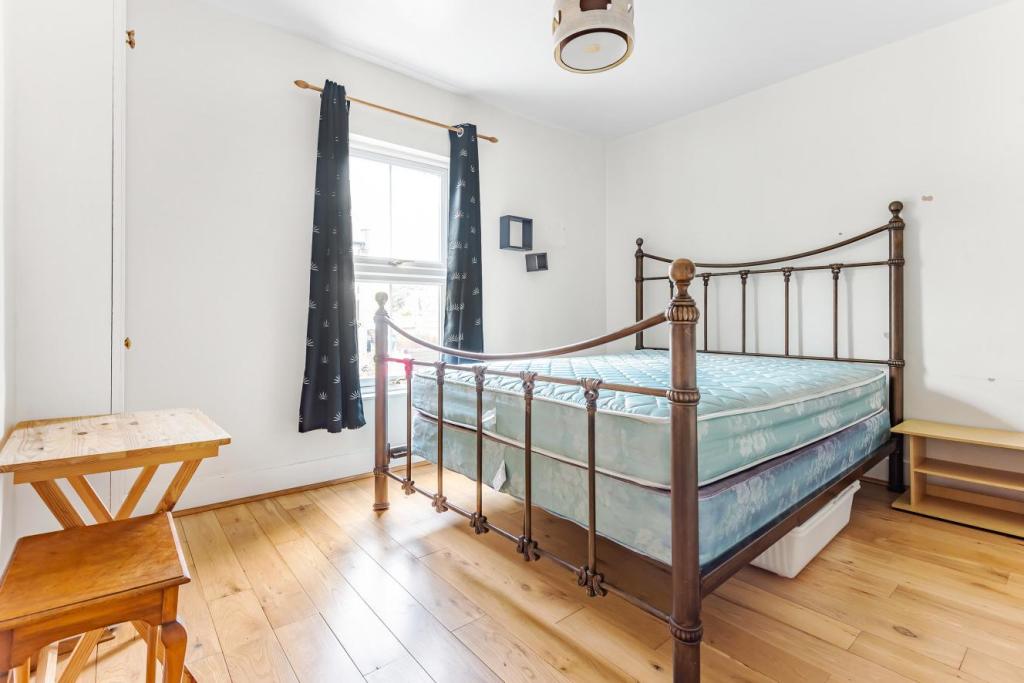 2 bedroom semidetached house for sale in Gladstone Road, Kingston upon