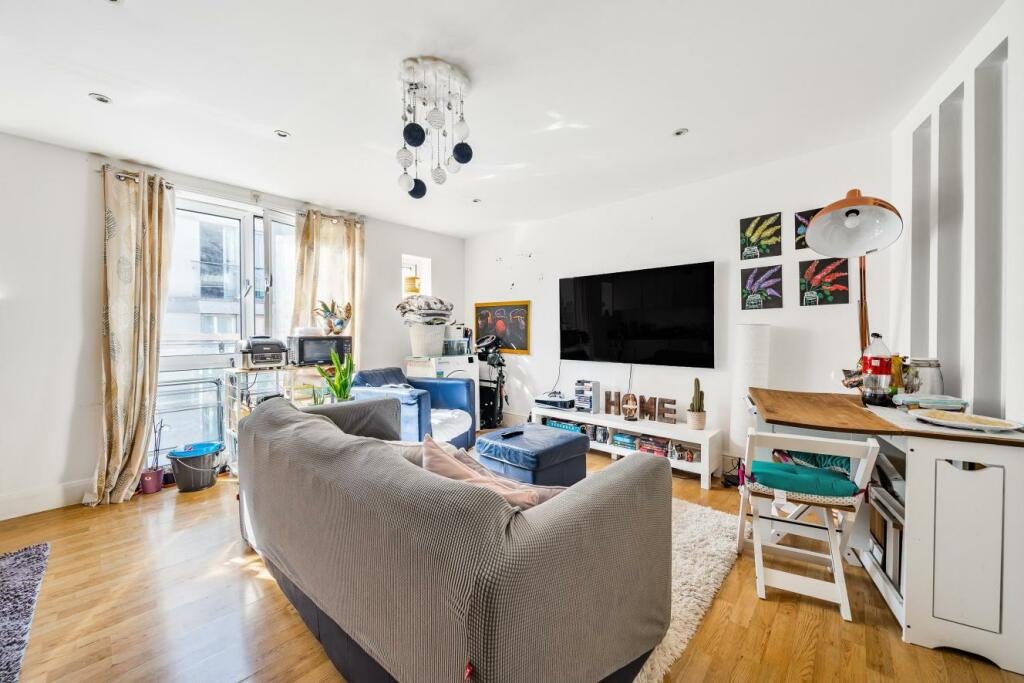 3 bedroom flat for sale in Cowleaze Road, Kingston upon Thames, KT2