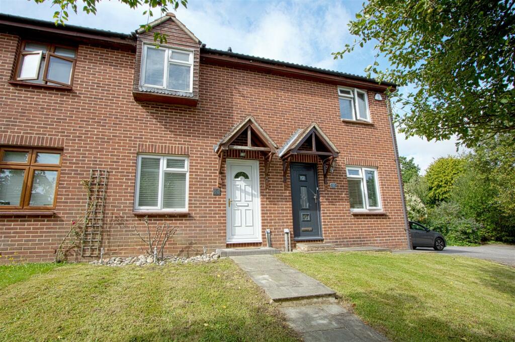 2 bedroom terraced house for sale in Marlborough Way, Billericay, CM12