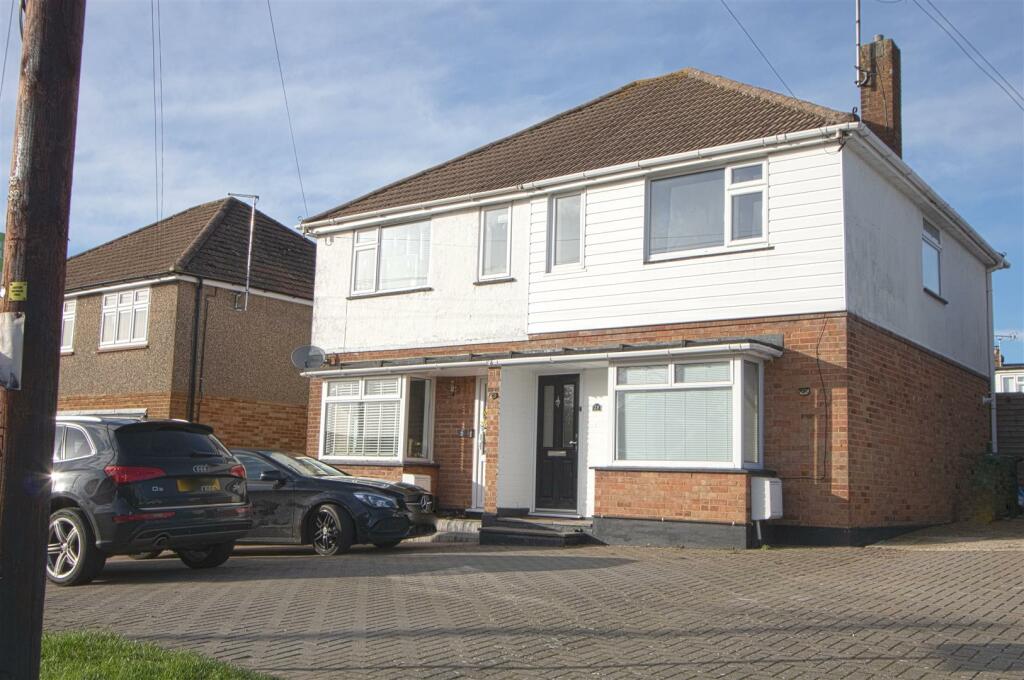 3 bedroom semidetached house for sale in Fairfield Rise, Billericay, CM12