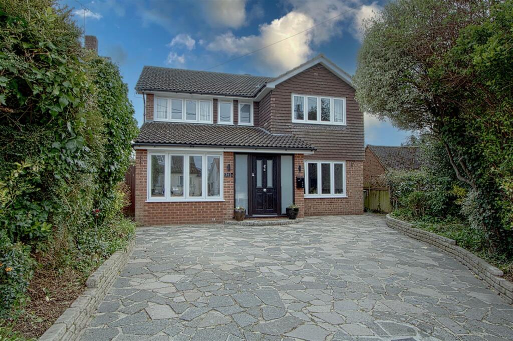 4 bedroom detached house for sale in Fairfield Rise, Billericay, CM12