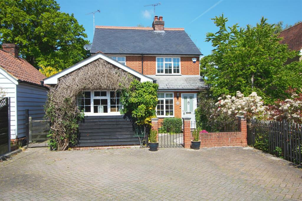 4 bedroom detached house for sale in Laindon Common Road, Little