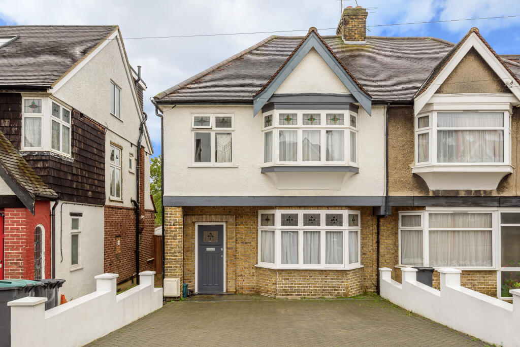 3 bedroom semidetached house for sale in Woodfield Way, London, N11