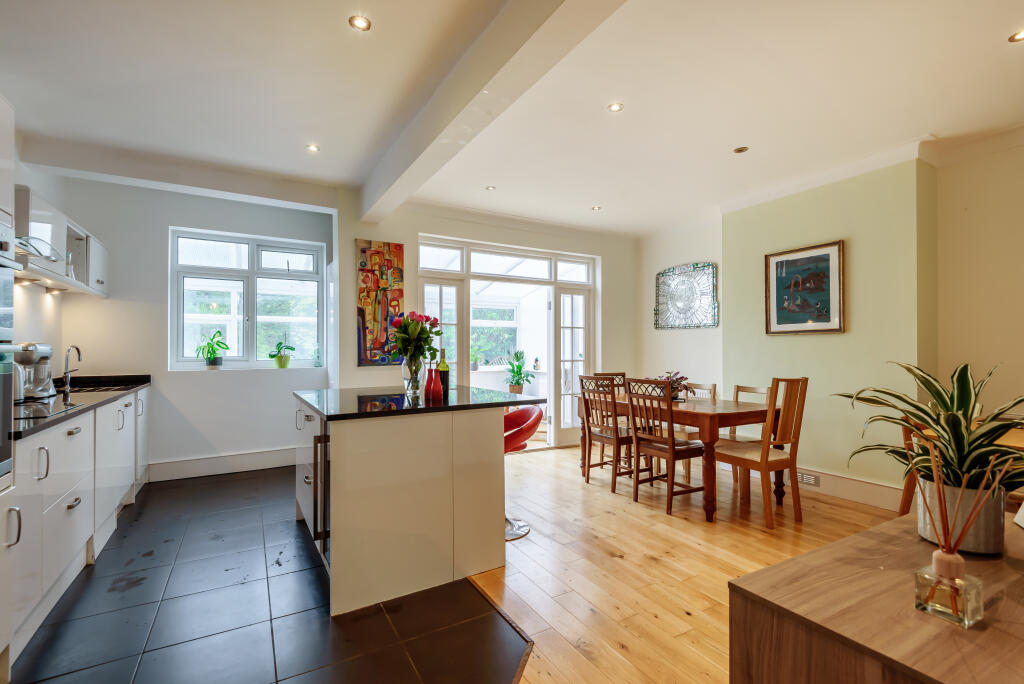 3 bedroom semidetached house for sale in Woodfield Way, London, N11