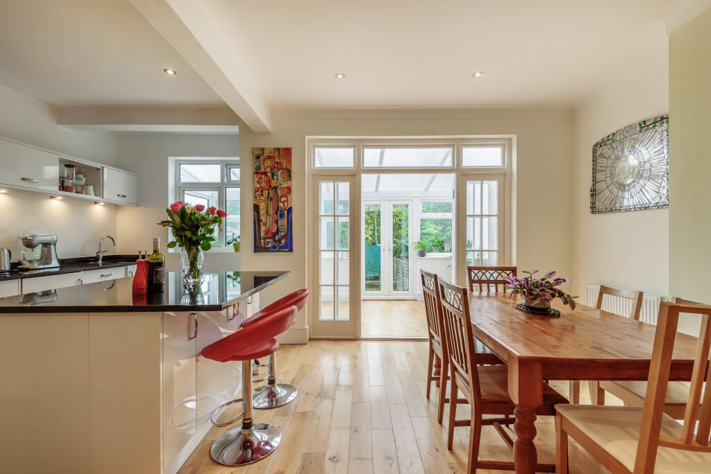 3 bedroom semidetached house for sale in Woodfield Way, London, N11