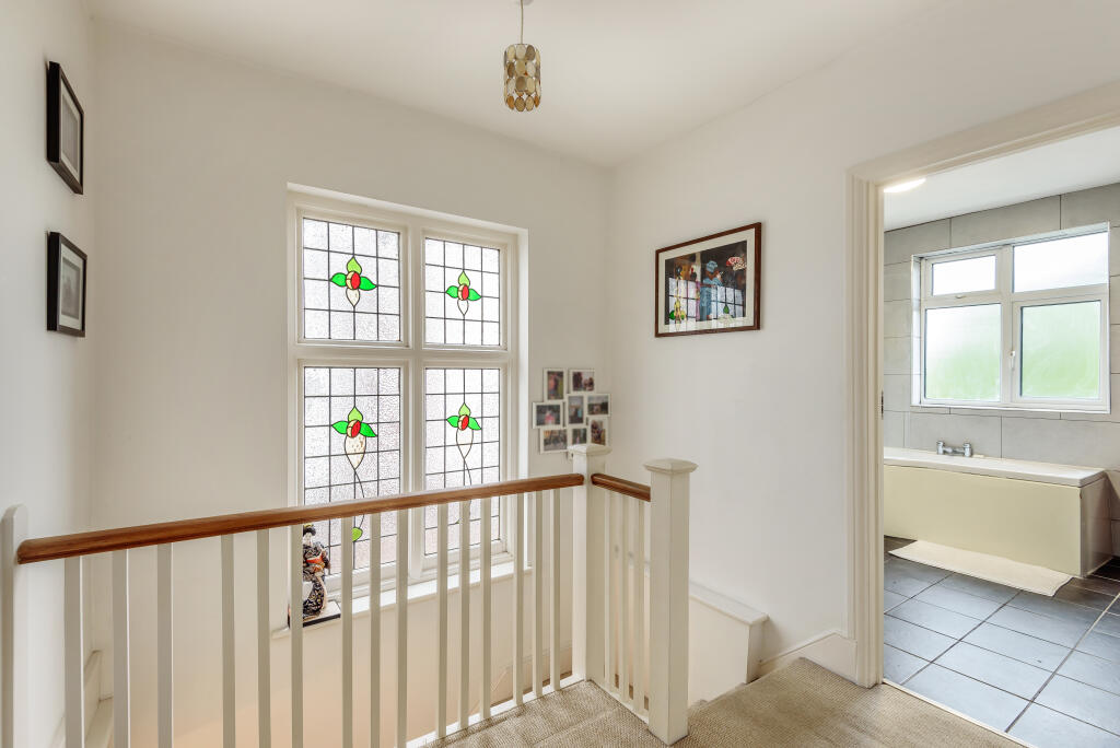 3 bedroom semidetached house for sale in Woodfield Way, London, N11