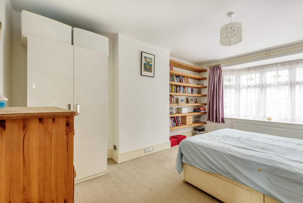 3 bedroom semidetached house for sale in Woodfield Way, London, N11