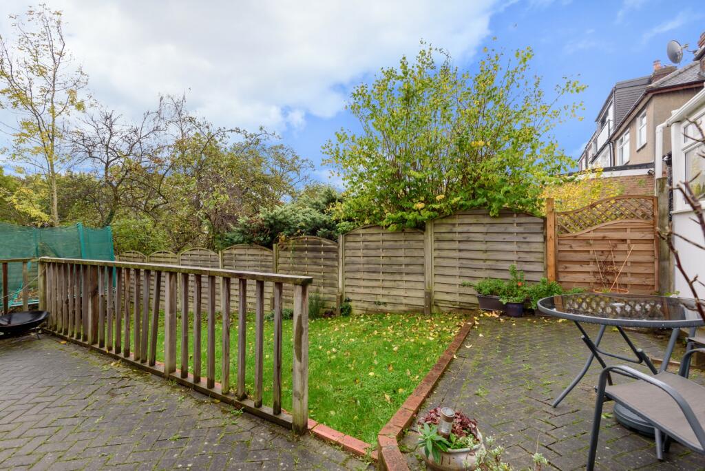 3 bedroom semidetached house for sale in Woodfield Way, London, N11