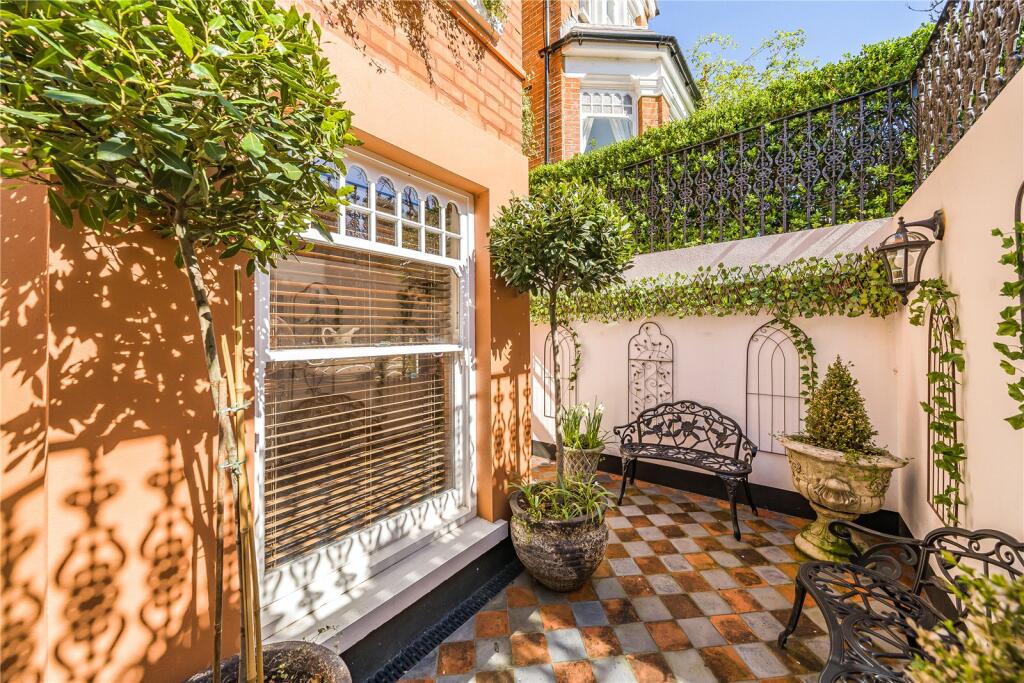2 bedroom apartment for sale in Dukes Avenue, Muswell Hill, London, N10
