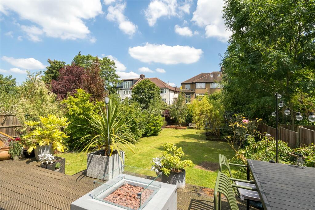 4 bedroom semidetached house for sale in Creighton Avenue, London, N10
