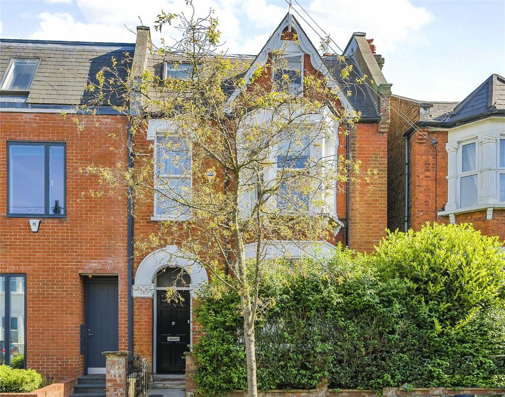 5 bedroom semidetached house for sale in Leicester Road, London, N2
